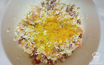 Сделайте начинку: смешайте венчиком или миксером мед со сметаной и одним желтком. Затем добавьте корицу, творог, а также распаренные курагу и изюм. Хорошо перемешайте.