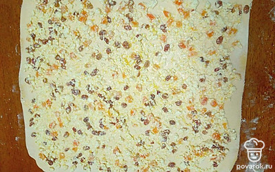 Слоеное тесто выньте из морозилки и оставьте при комнатной температуре до полного размораживания. Затем разверните его и раскатайте в тонкий пласт.