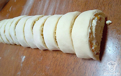 Подготовленную начинку выложите поверх теста, разровняйте ножом или ложкой и сверните плотно рулетом.