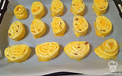 Этот рулет нарежьте кусочками длиной 1 ½ - 2 см, выложите их на противень и смажьте 3-мя желтками. Выпекайте при температуре 180 ℃ около 15-20 минут до готовности.