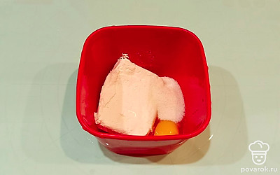 Смешиваем творог, яйцо, сахар, соль и растительное масло.