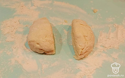 Делим тесто на 2 части.