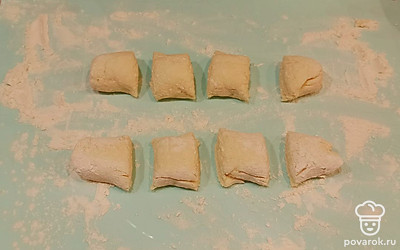 Каждую половинку раскатываем в колбаску, а каждую колбаску делим на 4 части. 