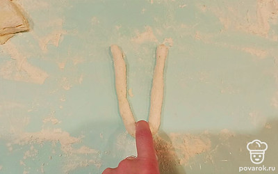 Из каждого кусочка скатываем длинную колбаску и кладем так, как показано на фото. 