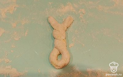 Переплетаем в косичку.