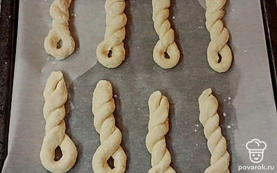 Выкладываем на пекарскую бумагу и по желанию соединяем «хвостики» булочек. Ставим в духовку при 180 градусах на 15-20 минут, ориентируйтесь на свою духовку. 