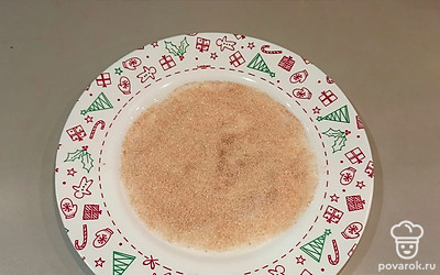 Пока булочки выпекаются, растапливаем сливочное масло и смешиваем сахар и корицу. 