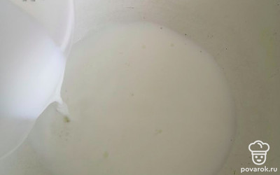 Молоко подогреваем, оно должно быть теплым, не горячим. Выливаем в миску. 