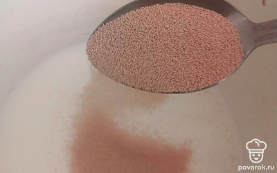 Добавляем дрожжи, пол чайной ложки сахара.