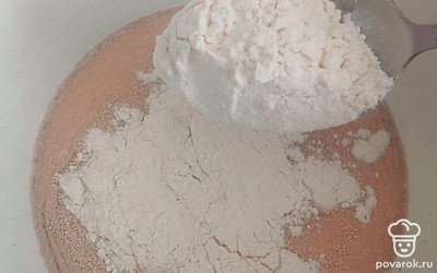 Добавляем 3 столовые ложки муки и перемешиваем. Накрываем полотенцем и настаиваем опару минут 20.
