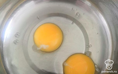 После того как опара поднялась, в отдельной миске разбиваем яйца (у меня два больших яйца). 