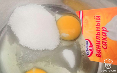 Далее добавляем 60 грамм сахара, пол чайной ложки соли и пакет ванильного сахара. Все взбиваем венчиком.