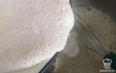 Добавляем к яйцам опару, хорошо перемешиваем.