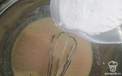 Добавляем муку, ее может уйти больше или меньше - зависит от муки. 