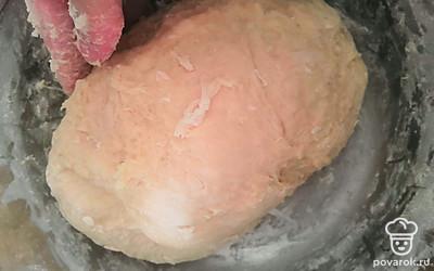 Вымешиваем тесто, оно не должно сильно липнуть к рукам. 