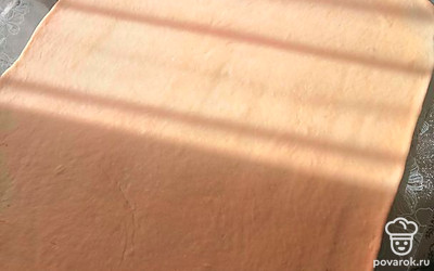 Достаем тесто и раскатываем вот в такой прямоугольник. 