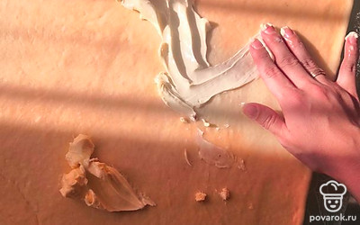 Оставшееся масло распределяем по всему тесту. 