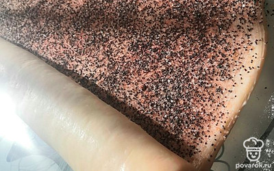 Скатываем рулоном в одном направлении. Сильно туго или плотно не затягивайте его. Тесту нужно немного места при росте.