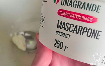 Пока булочки выпекаются, сделаем помазку. Сыр выкладываем в миску. 