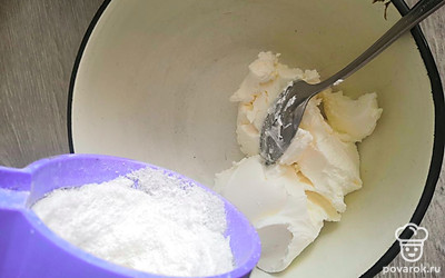 Добавляем 2 чайные ложки сахарной пудры и перемешиваем, готово!