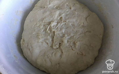 Заместить тесто, добавив в конце мягкое сливочное масло (40-50 г). Хорошо вымесить тесто (около 10 минут). Тесто накрыть полотенцем и оставить в тёплом помещении без сквозняков подходить на час.