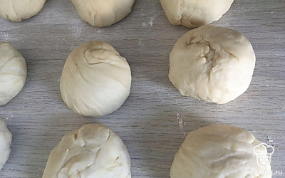 Тесто разделить на 12 равных частей, каждую скатать в шар. В центр каждой булочки можно положить немного любимого джема.