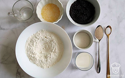 Подготовьте все ингредиенты. Вода и молоко должны быть теплыми, но не горячими. Растопите сливочное масло.