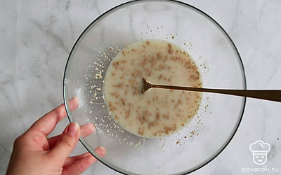 В чаше смешать теплую воду, теплое молоко, сахар и дрожжи. Потставить в теплое место на 15–20 мин.