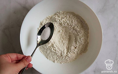Муку просеиваем и смешиваем с солью.