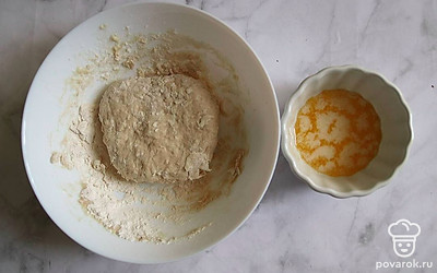 После того как тесто сформировали в шар, добавляем сверху растопленное сливочное масло и еще раз замешиваем — тесто получается неоднородное и рыхлое). Ставим тесто в теплое место на 1 час, оно увеличится в 2 раза.