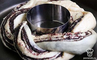 Сворачиваем в рулет, отступаем 1–2 см от края колбаски и разрезаем вдоль. Далее просто плетем жгутик и замыкаем его в кольцо.