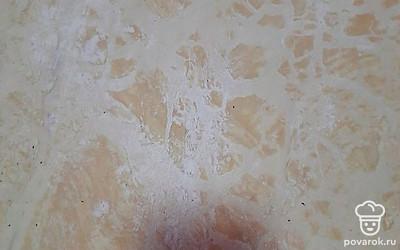 Раскатать слоёное бездрожжевое тесто.