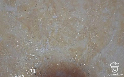 Смазать взбитым яйцом, присыпать сахаром.