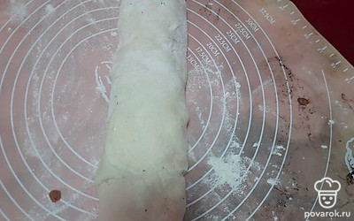 Свернуть тесто с изюмом в рулет.