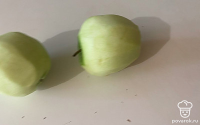 Очистите яблоки от кожуры. 