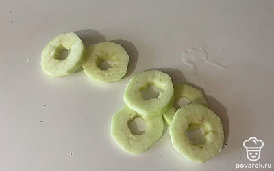 Нарежьте их на кольца, выньте сердцевину с косточками. 