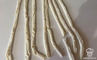 Тесто нарежьте на полоски.