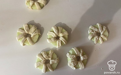 Обмотайте каждое кольцо яблоко полоской теста, как показано на фото.