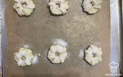 Посыпьте сахаром.