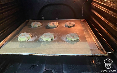 Отправьте в духовку выпекаться на 10 минут при 180 градусах.