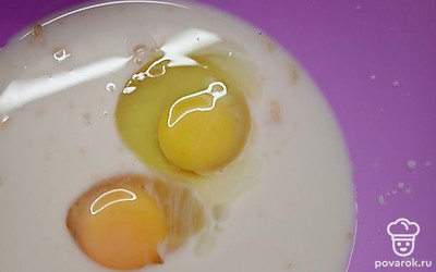 Смешать в миске тёплое молоко и дрожжи, дать им постоять 5 минут, затем добавить яйца и сахар, перемешать. 