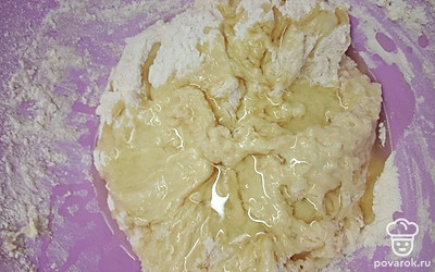 Добавить муку и растительное масло, замесить тесто. 