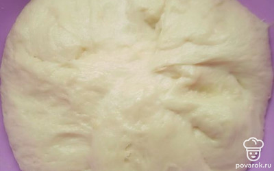 Закрыть полотенцем и дать постоять тесту около часа. Тесто должно увеличиться вдвое. 