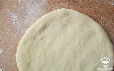 Разделить тесто на 16 частей. Каждую часть раскатать в круг.