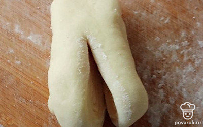 Свернуть в рулет и разрезать, как на фото. 