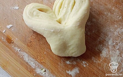 Вывернуть в форме сердечка. 