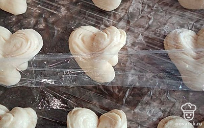 Так сделать со всеми частями. Разогреть духовку до 180 градусов и поставить туда плюшки, предварительно смазав желтком, на 20-30 минут. 