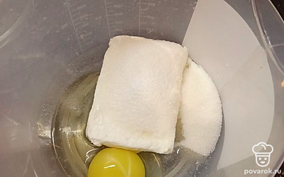 Смешайте вилкой 1 яйцо, пачку творога, сахар и ванилин. 