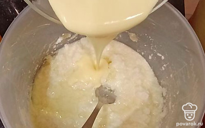 Маргарин или сливочное масло 80 г растопите в микроволновке и добавьте в смесь. Добавьте подсолнечное масло. Перемешайте.