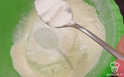Просейте 250 г муки и добавьте к ней разрыхлитель и соду.